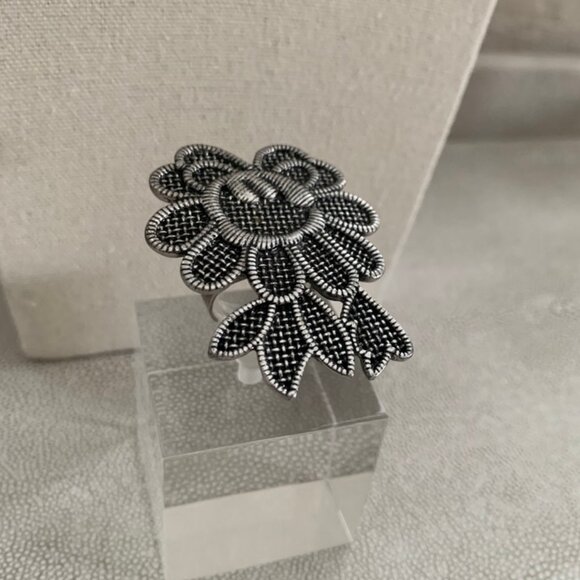 Dyrberg/Kern Guipure lace motif adjustable ring - Picture 5 of 7